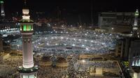 Ribuan jemaah melakukan tawaf dan memadati sekitar Kakbah di Masjidil Haram, kota suci Makkah, Arab Saudi pada Rabu (7/8/2019). Kondisi Masjidil Haram menjelang puncak ibadah haji kian dipadati jemaah dari berbagai negara. (Photo by FETHI BELAID / AFP)