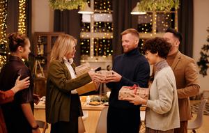 Ilustrasi merayakan Natal, tukar kado. (Photo by Nicole Michalou on Pexels)