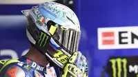 Pebalap Movistar Yamaha, Valentino Rossi, mengalami sakit kepala parah sehingga tak bisa tampil maksimal pada hari pertama tes pramusim resmi MotoGP 2017 di Sirkuit Sepang, Malaysia, Senin (30/1/2017). (yamahamotogp.com)