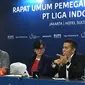 Sekjen PSSI, Ratu Tisha Destria (tengah), diapit manajerial interim PT Liga Indonesia Baru, Dirk Soplanit (kiri) dan Gusti Randa, usai RUPS PT LIB di Hotel Sultan, Senayan, Kamis (28/2/2019). (Bola.com/Benediktus Gerendo Pradigdo)