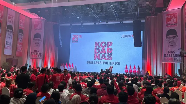 Acara yang diberi tajuk ‘Kopi Darat Nasional (Kopdarnas): Deklarasi Politik PSI’ diramaikan dengan banner besar dengan foto wajah putra Presiden Joko Widodo atau Jokowi, Kaesang Pangarep.