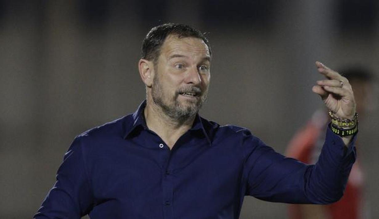 6. Dejan Antonic (PSS Sleman) - Dejan diangkat sebagai pelatih PSS Sleman pada awal kompetisi musim ini. Arsitek asal Serbia ini juga bertahan di PSS di tengah ketidakpastian kompetisi Shopee Liga 1. (Bola.com/M Iqbal Ichsan)