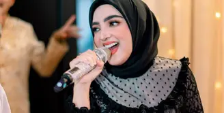 Pilihan outfit Ashanty setelah pulang umroh menarik untuk disimak. Foto terbaru yang diunggahnya menampilkan Ashanty yang sangat cantik. Dibalut gamis hitam dengan aksen super cantik, Ashanty mengenakan hijab berwarna hitam polos yang serasi. Foto: Instagram.