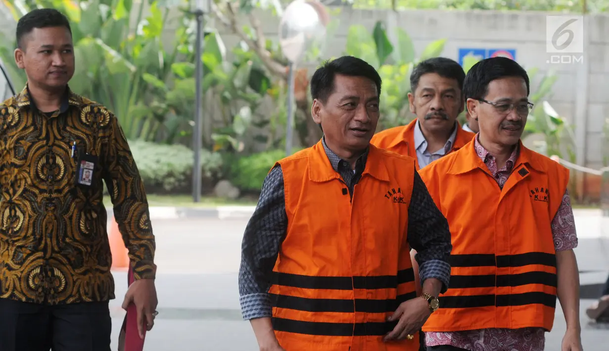 Anggota DPRD Kota Malang Abdul Rachman (dua kiri) bersama Salamet (kanan) dan Mohan Katelu (tengah) tiba di Gedung KPK, Jakarta, Jumat (22/6). KPK memanggil 11 anggota DPRD Kota malang untuk menandatangani perpanjangan penahanan. (Merdeka.com/Dwi Narwoko)