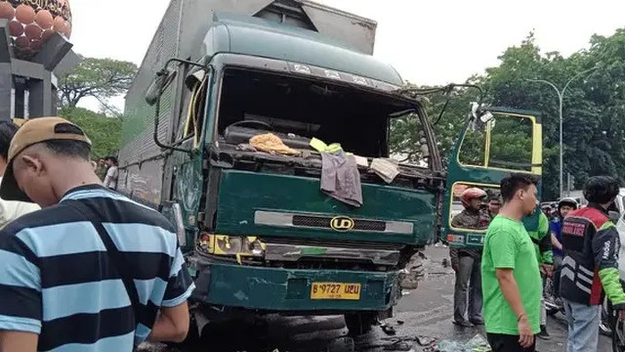 VIDEO: Kronologi Truk Ugal-ugalan di Tangerang Tabrak Kendaraan, Sopir Kritis Diamuk Warga