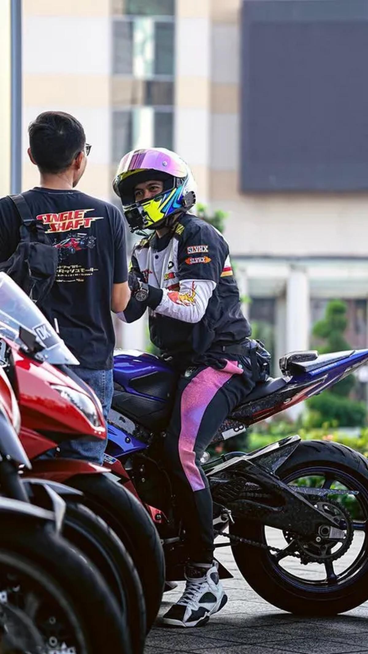 Aktif dalam Komunitas Motor Gede (Moge)<br>
