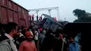 Sedikitnya 23 orang tewas dan sekitar 100 orang terluka akibat kereta ekspres yang tergelincir di tenggara India pada Sabtu (21/1). (AP Photo)
