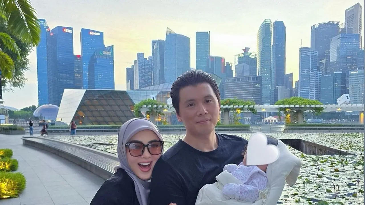 Syahrini, Reino Barack, dan anak mereka. (Instagram/ princessyahrini)