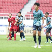 Kapten Persis Solo, Rian Miziar (kanan), ditempel ketat bek PSIS Semarang, Wahyu Prasetyo, saat berduel pada pertandingan Derby Jawa Tengah d Stadion Jatidiri, Semarang, Jumat (17/2/2023). (DOK Persis)