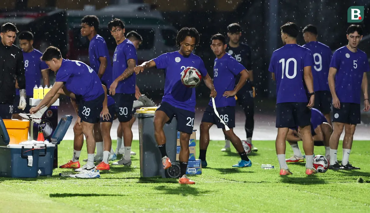 Pemain Filipina melakukan latihan resmi jelang laga terakhir Grup B Piala AFF 2024 melawan Timnas Indonesia di Stadion Sriwedari, Solo, Jawa Tengah, Jumat (20/12/2024). (Bola.com/Abdul Aziz)