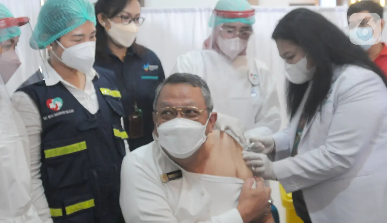 Wali Kota Tangerang Selatan (Tangsel), Benyamin Davnie disuntik vaksin COVID-19 dosis ketiga di RSUD Tangerang Selatan, Rabu (12/1/2022). Lebih dari 60 warga lanjut usia (lansia) Tangsel mendapatkan vaksinasi lanjutan (booster) COVID-19 dengan jenis Pfizer. (merdeka.com/Arie Basuki)