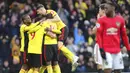 Para pemain Watford merayakan gol yang dicetak oleh Ismaila Sarr ke gawang Manchester United pada laga Premier League 2019 di Stadion Vicarage Road, Minggu (22/12). Watford menang 2-0 atas Manchester United. (AP/Petros Karadjias)