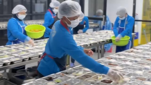 Kegiatan Mitra Dapur SPPG Segi Antara menyiapkan makan bergizi gratis untuk dikirim ke sekolah-sekolah di wi layah Kota Depok. (Liputan6.com/Dicky Agung Prihanto)