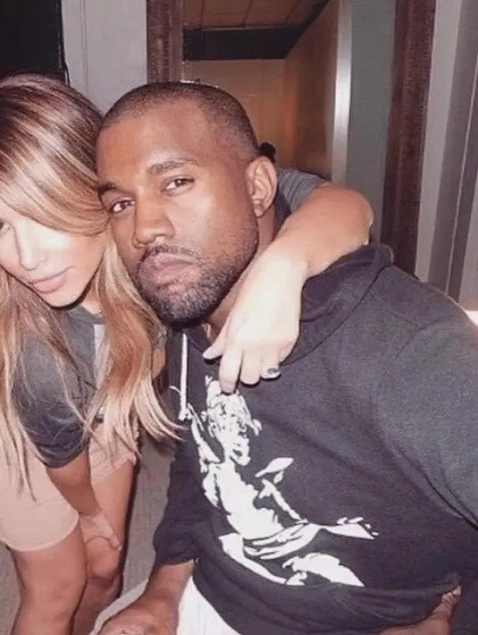 "Aku mencintaimu. Berharap kamu ada di sini namun kamu tengah menyelesaikan 5 album," tulisnya. (instagram/kimkardashian)