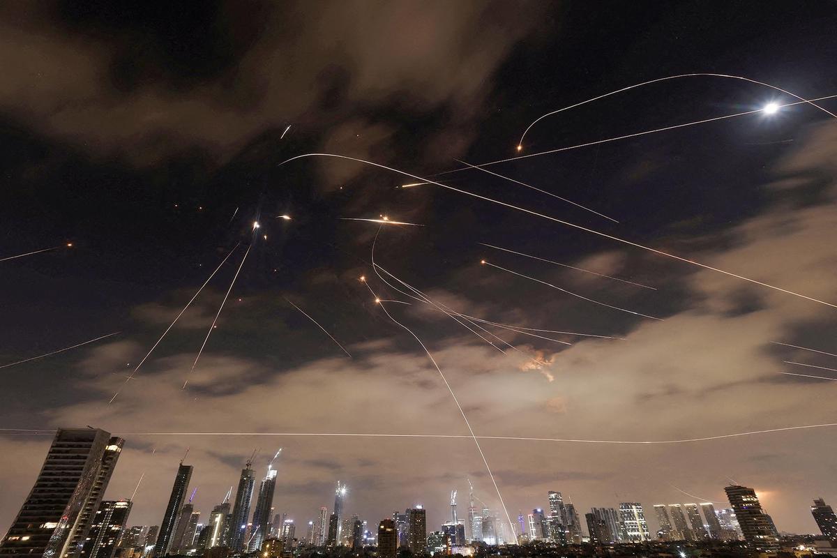 FOTO: Malam Mencekam Bagi Warga Saat Ratusan Rudal Iran Terus  Hujani Langit Israel