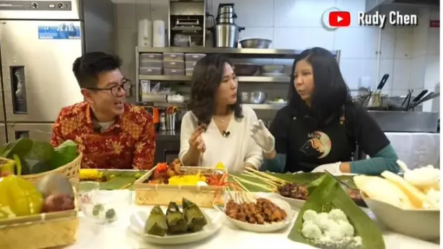 Food Vlogger China Asyik Menyantap Makanan Indonesia Pakai Tangan di Beijing