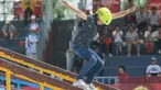 Momiji Nishiya dari Jepang beraksi melintasi trek besi saat mengikuti skateboarding semi final wanita di International Skateboarding Open di Qingfeng di provinsi Henan, China (7/9/2019). (AFP Photo/STR)