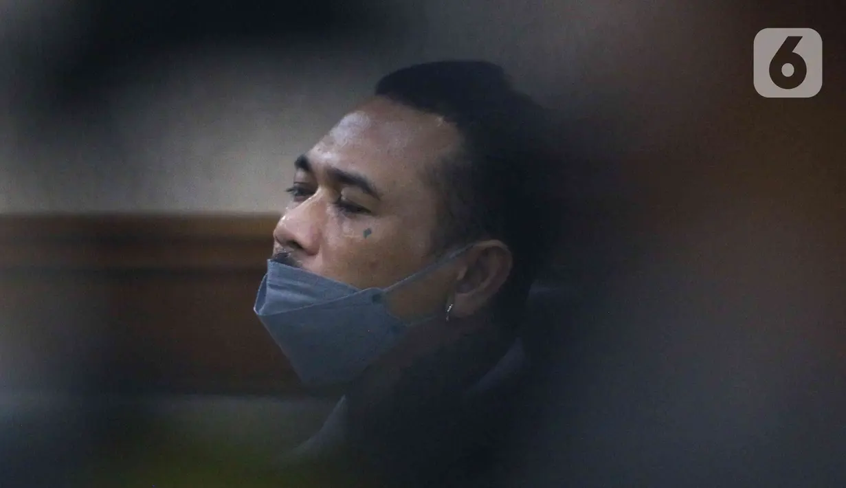 Terdakwa I Gede Ari Astina atau Jerinx SID menjalani sidang lanjutan kasus pengancaman pada Adam Deni di PN Jakarta Pusat, Jakarta, Senin (14/2/2022). Jerinx berjanji akan menjadi pribadi yang lebih baik setelah kasus dugaan pengancaman terhadap Adam Deni selesai. (Liputan6.com/Herman Zakharia)