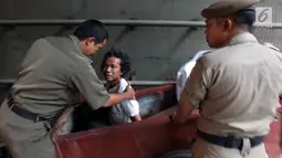 Petugas Satpol PP dari Kecamatan Setia Budi merazia tunawisma yang sedang berada dalam gerobaknya di Kawasan Kuningan, Jakarta, Rabu (15/11). Razia ini bertujuan untuk mengurangi dan memberantas penyakit masyarakat. (Liputan6.com/JohanTallo)