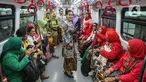 Aksi perempuan yang tergabung dalam Kongres Wanita Indonesia saat menaiki transportasi Light Rail Transit (LRT) Jakarta, Kamis (25/7/2024). (Liputan6.com/Angga Yuniar)