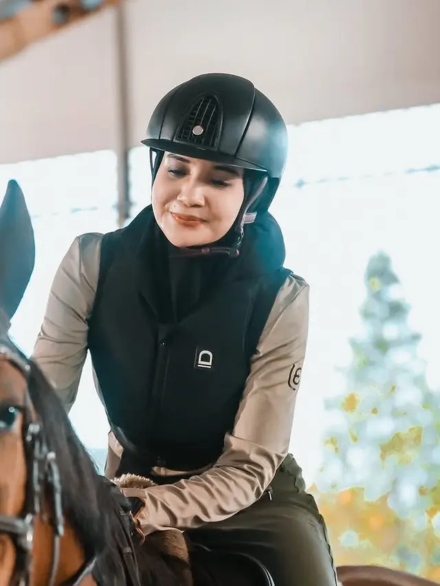 Zaskia Sungkar Berkuda