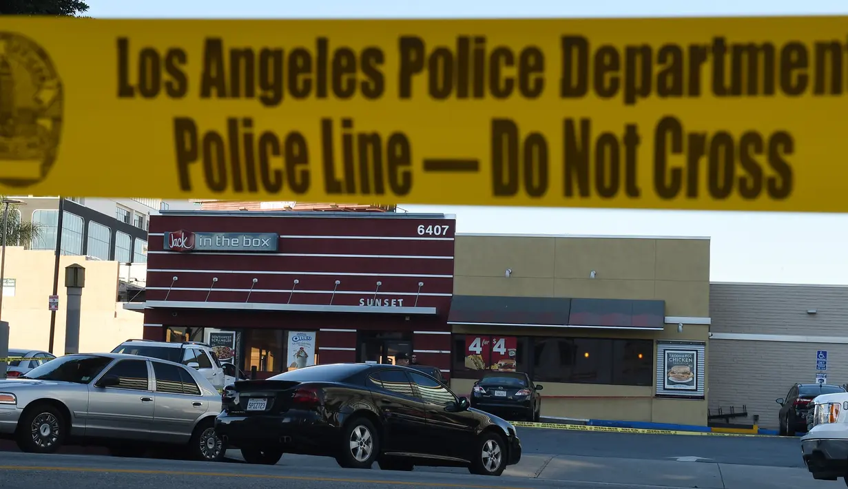Garis polisi terpasang di luar sebuah restoran cepat saji, di Hollywood, California setelah aksi penyerangan dengan pisau, Selasa (31/1). Dua orang kritis dan satu lainnya luka ringan, sementara tersangka penusukan tewas ditembak mati. (Robyn Beck/AFP)