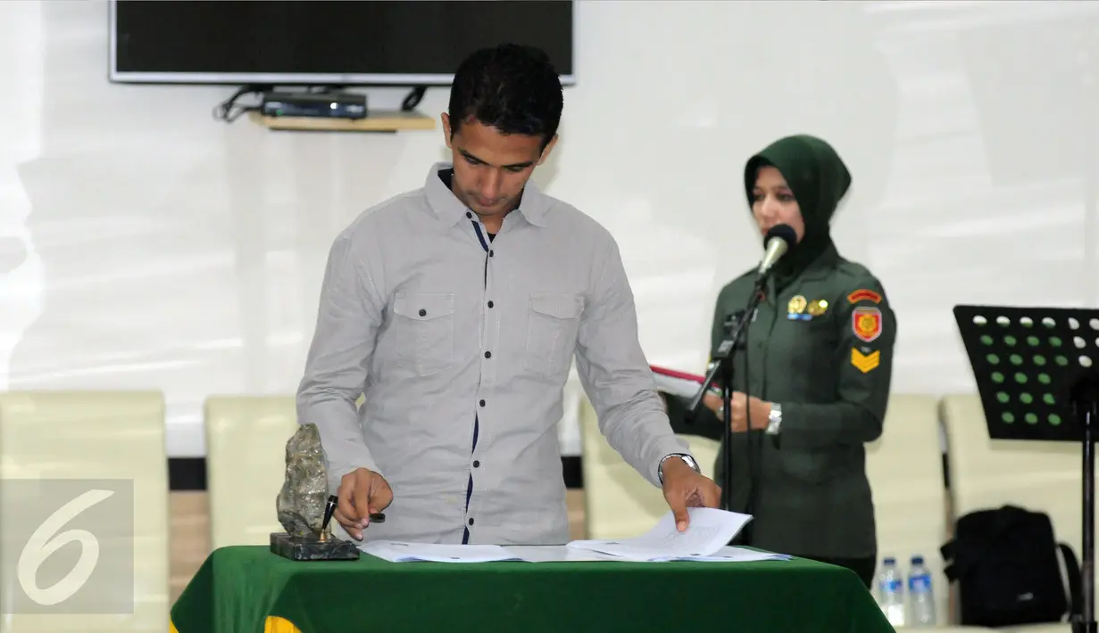 Wasit Thoriq Alkatiri menandatangani nota integritas usai pengucapan sumpah dan janji di Makostrad, Jakarta, Kamis (2/2). Puluhan wasit yang akan memimpin laga Piala Presiden mengucapkan sumpah dan janji. (Liputan6.com/Helmi Fithriansyah)