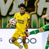 Persebaya Surabaya sukses mengamankan poin penuh pada pekan keenam BRI Super League 2025/2026, setelah membungkam Semen Padang dengan skor 1-0 di&nbsp;Stadion Gelora Bung Tomo, Surabaya, Jumat (19/9/2025) malam WIB. (dok. Persebaya Surabaya)