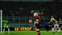 Dane Milovanovic mencetak hattrick saat Madura United menggulung Perseru 7-1 di Stadion Gelora Pamelingan, Pamekasan, Sabtu (10/12/2016). (Bola.com/PT GTS)