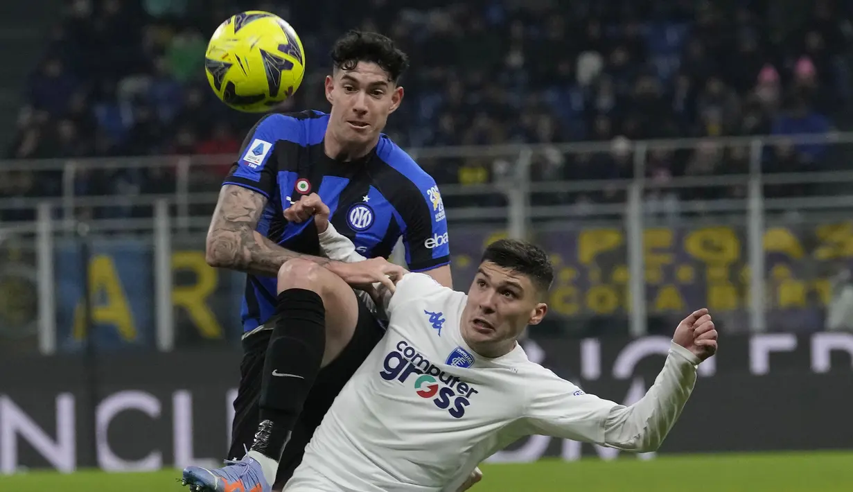 Pemain Inter Milan, Alessandro Bastoni, berebut bola dengan pemain Empoli, Nicolo Cambiaghi, pada laga Liga Italia di Stadion Giuseppe Meazza, Milan (23/1/2023). (AP Photo/Luca Bruno)