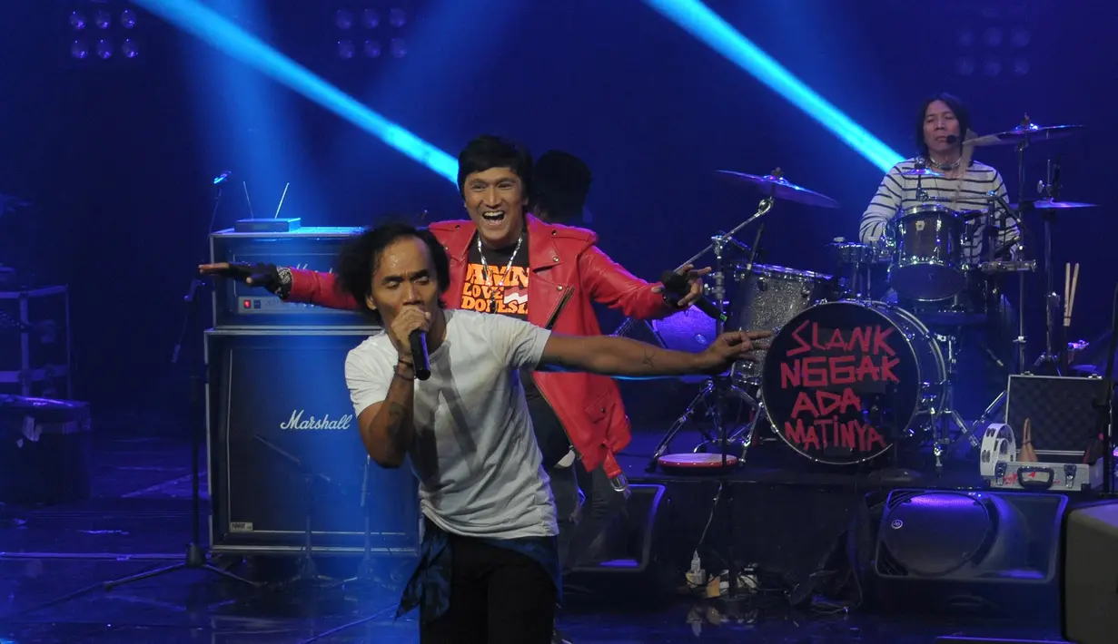 Konser Legenda 32 Tahun Slank juga berkolaborasi dengan penyanyi Ikang Fauzi yang populer dengan lagu Preman. (Nurwahyunan/Bintang.com)