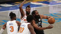 Bintang Brooklyn Nets, James Harden kembali dibebat cedera pada laga lanjutan NBA 2020/2021, Selasa (06/04/2021) pagi WIB. (AL BELLO / GETTY IMAGES NORTH AMERICA / GETTY IMAGES VIA AFP)