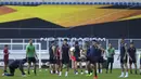 Pemain AS Roma saat mengikuti sesi latihan di MSV Arena, Kamis (6/8/2020). AS Roma akan menghadapi lawan berat Sevilla pada laga 16 besar Liga Europa 2019/2020. (AFP/Friedemann Vogel/pool)