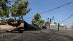 Sejumlah kadet Palestina melewati rintangan kawat berduri saat berlatih fisik dengan militer Hamas, Brigade Ezzedin al-Qassam, di Kota Gaza (20/7/2019). Sejumlah pemuda Palestina direkrut Hamas untuk menjadi bagian anggotanya. (AFP Photo/Mahmud Hams)