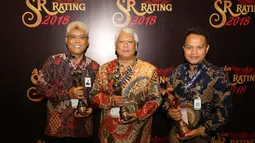 Direktur Transformasi Bisnis PT Pupuk Indonesia Nugroho Christijanto (tengah) mendapatkan penghargaan SRA 2018 Asisten II Setprov Lampung Taufik Hidayat (kanan) dalam acara The 14th SRA di Lampung, Sabtu (8/12). (Liputan6.com/HO/Ines)