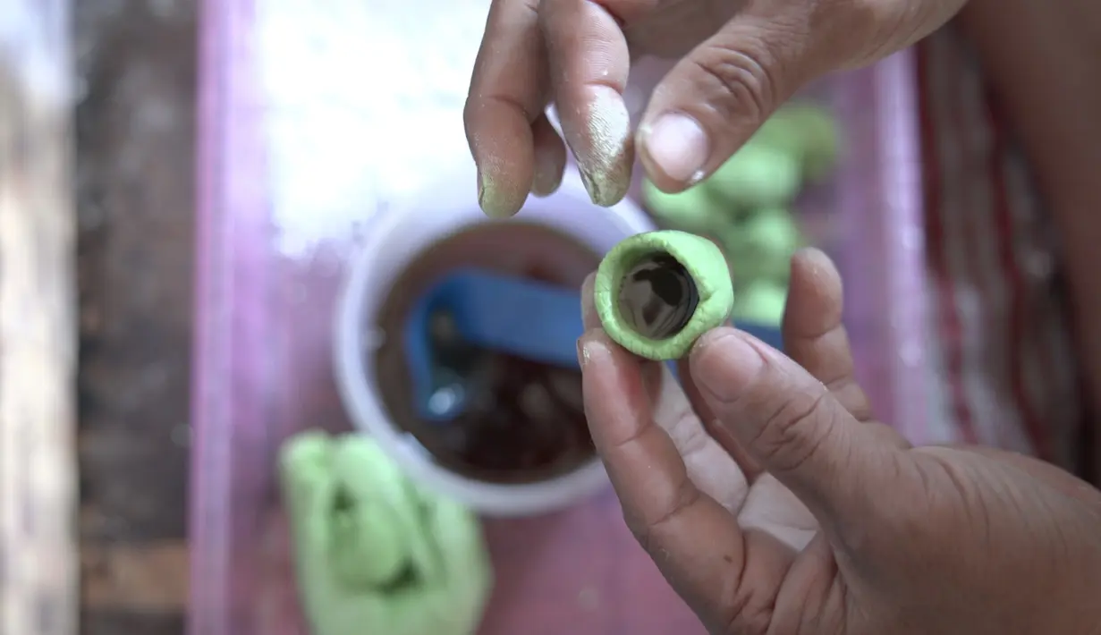 Jajanan kue klepon tentu menjadi unggulan bagi pelaku Usaha Mikro Kecil Menengah (UMKM) di Desa Bulang. Kondisi ini semakin diperkuat dengan kehadiran BRI melalui program Klasteku Hidupku yang membantu mengembangkan usaha para pedagang. (FOTO: Dokumentasi BRI)