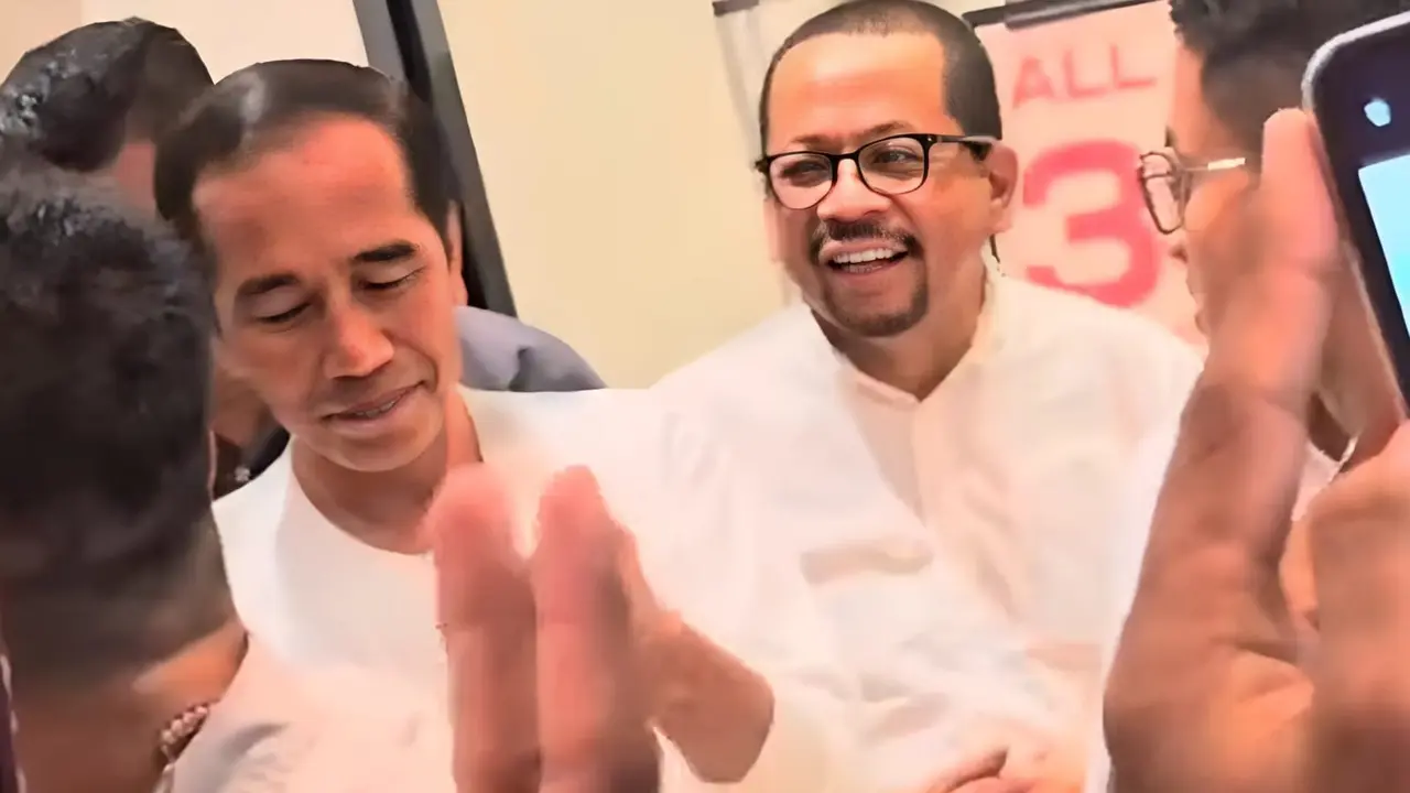 Presiden Joko Widodo atau Jokowi bertolak menuju Provinsi Sulawesi Tenggara (Sultra) untuk melakukan kunjungan kerja. Tampak terlihat Direktur Eksekutif Indo Barometer Muhammad Qodari ikut mendampinginya.