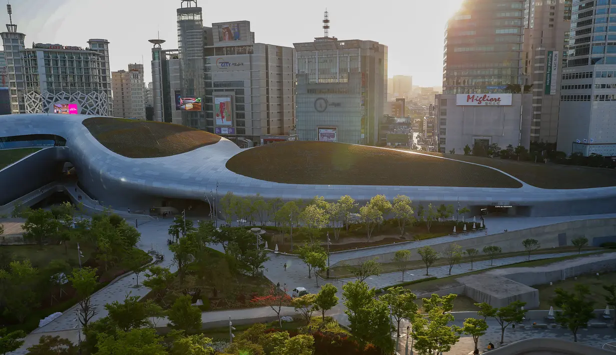 Suasana sore hari di Dongdaemun Design Plaza, Seoul, Korea Selatan, 6 Mei 2019. Seoul, ibu kota sekaligus kota terbesar di Korea Selatan, merupakan kota metropolitan yang dinamis dengan kombinasi antara budaya kuno dan modern. (Xinhua/Wang Jingqiang)