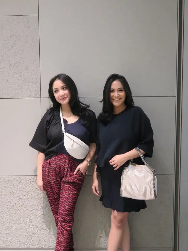 Potret Kedekatan Seleb Kakak Beradik