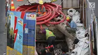 Pekerja menyelesaikan proyek galian kabel bawah tanah di tengah Jalan Gajah Mada, Jakarta, Senin (11/6). Proyek ini tahapan konstruksinya telah mencapai 48% atau setara dengan 16.994 MW pada Maret 2018. (Liputan6.com/Immanuel Antonius)