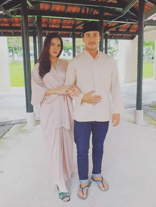 Serasi dengan warna pink, Raisa tampil cantik dibalut kaftan dan sandal Wedges. Sedangkan Hamish memilih baju koko berwarna senada dan blue jeans. (Instagram/raisa6690).