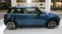 Mobil MINI Electric Collection saat dipamerkan pada peluncuran MINI Electric di PIK Avenue Jakarta (08/06/2022). Mobil dari brand Inggris ini direalisasikan pada MINI 3 Door – dimensi, desain, ruang, dan interiornya diambil dari kendaraan bertenaga konvensional. (Liputan6.com/Fery Pradolo)