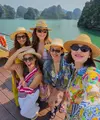 Bersama teman-teman perempuannya, Luna Maya melakukan traveling ke Vietnam. Mereka pun kompak mengenakan topi rotan coklatnya. [@lunamaya]