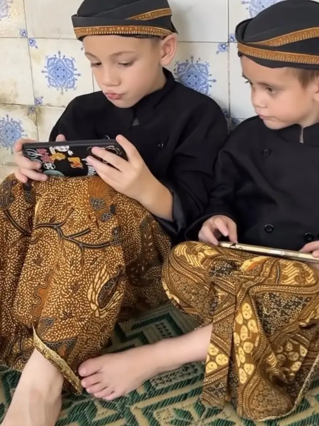 Dua Anak Celine Evangelista Kenakan Beskap Jawa.