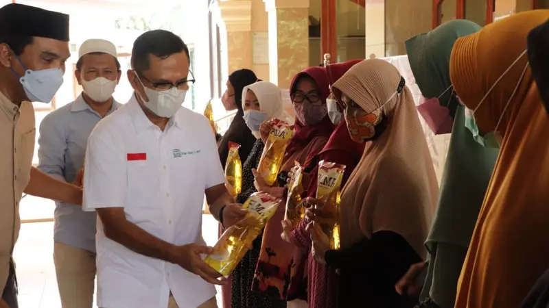 Sinar Mas Land melalui Yayasan Muslim Sinar Mas Land (YMSML) bersama Sinar Mas Agribusiness and Food dan Forum Masjid Mushola BSD (FMMB) menyelenggarakan operasi pasar di Masjid Al Muhajirin Ciater, BSD City, Tangerang Selatan. (Dok Sinar Mas)