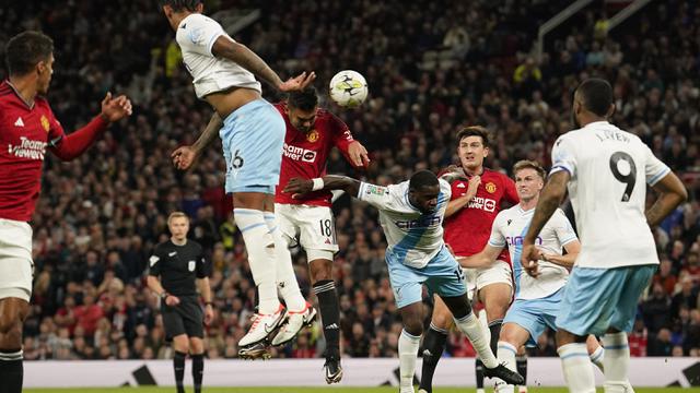 Foto: Penampilan Bintang Lima Casemiro, Bawa MU Menang Meyakinkan atas Crystal Palace di Carabao Cup