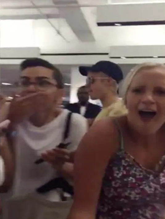 Penggemar tersebut sontak terkejut dengan tingkah laku Justin Bieber yang sangat angkuh. Bagaimana tidak, dirinya tak mendapat perlakuan menyenangkan dari idolanya. (twitter)