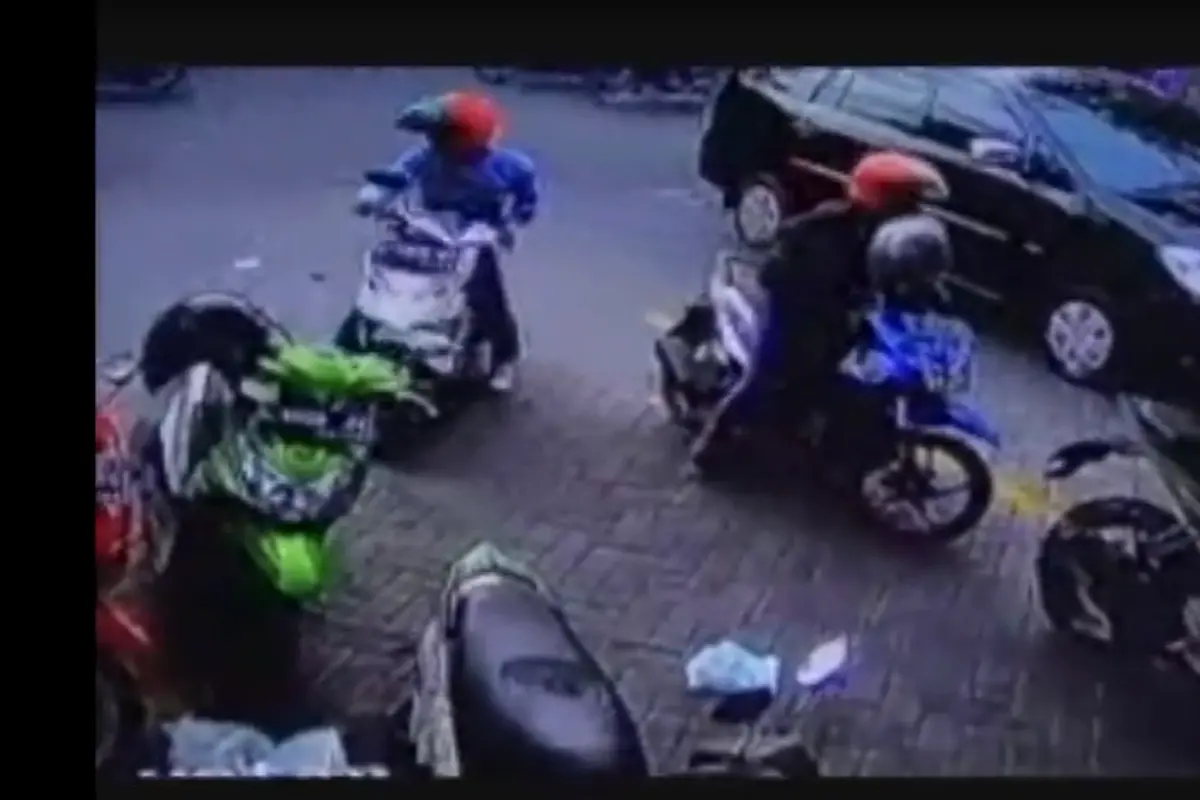 Detik-Detik 2 Pelajar Terekam CCTV Saat Mencuri Motor-TV