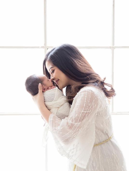 Sebelumnya Tasya Kamila dan Randi Bachtiar telah mempersiapkan diri sebagai orang tua baru dengan mengikuti berbagai kelas parenting. Kelas yang diikuti seperti Couple Yoga, edukasi newborn care, dan pentingnya pemberian ASI. (Liputan6.com/IG/tasyakamila)