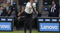 Pelatih Inter Milan, Simone Inzaghi menginstruksikan pemainnya saat bertanding melawan Genoa pada pertandingan perdana Liga Serie A Italia di stadion San Siro di Milan, Italia, Sabtu (21/8/2021). Inter Milan menang telak atas Genoa dengan skor 4-0. (AP Photo/Antonio Calanni)